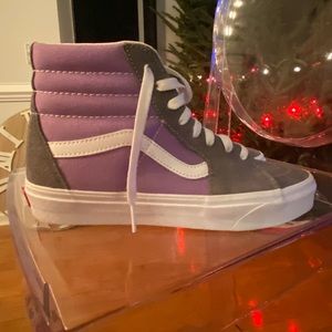 Never worn chic high top Vans